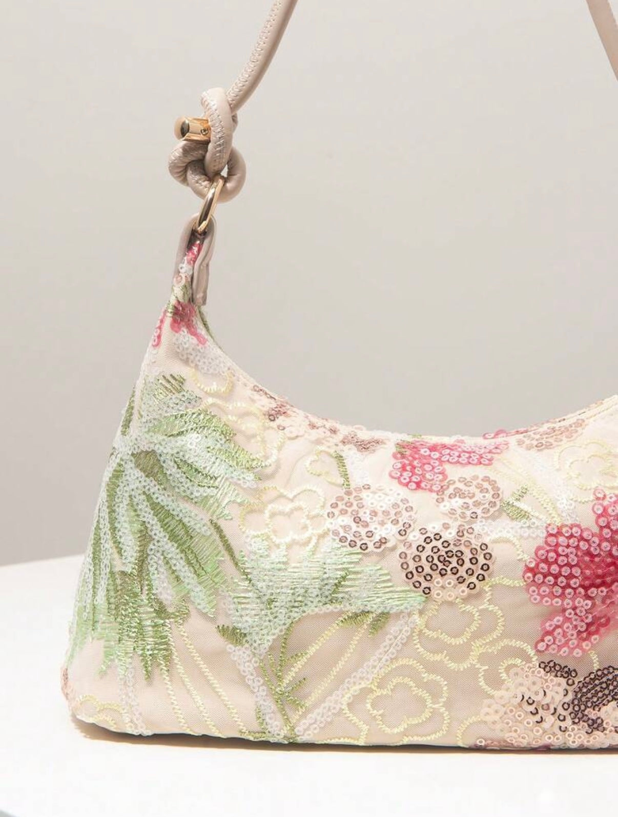 Bolso con bordado floral y lentejuelas