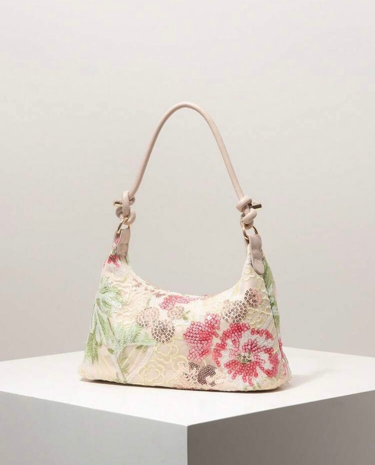 Bolso con bordado floral y lentejuelas