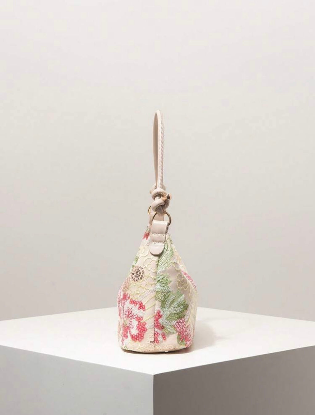 Bolso con bordado floral y lentejuelas